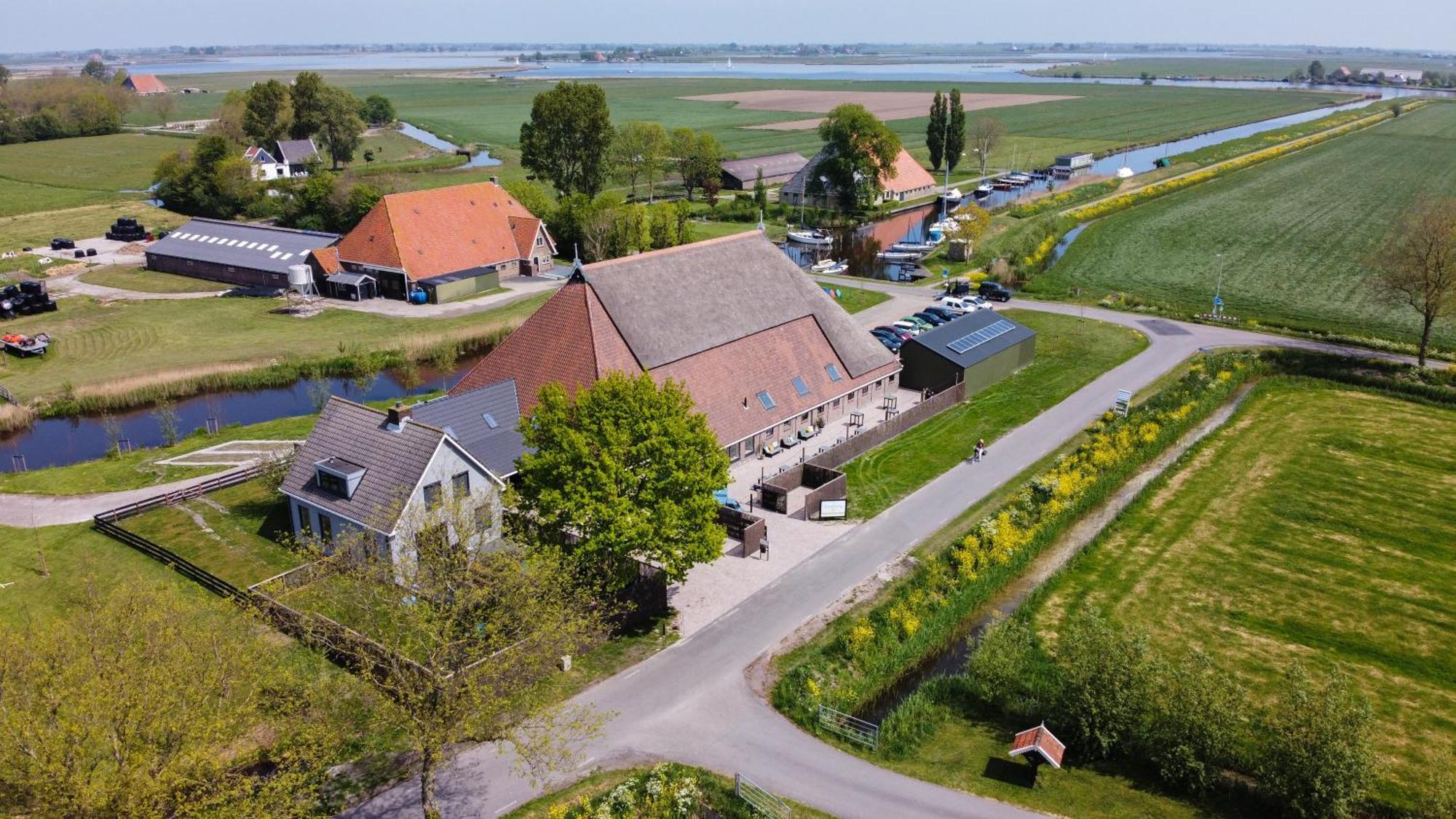 Groepsaccommodatie Fries En Fruitig Nijhuizum Экстерьер фото